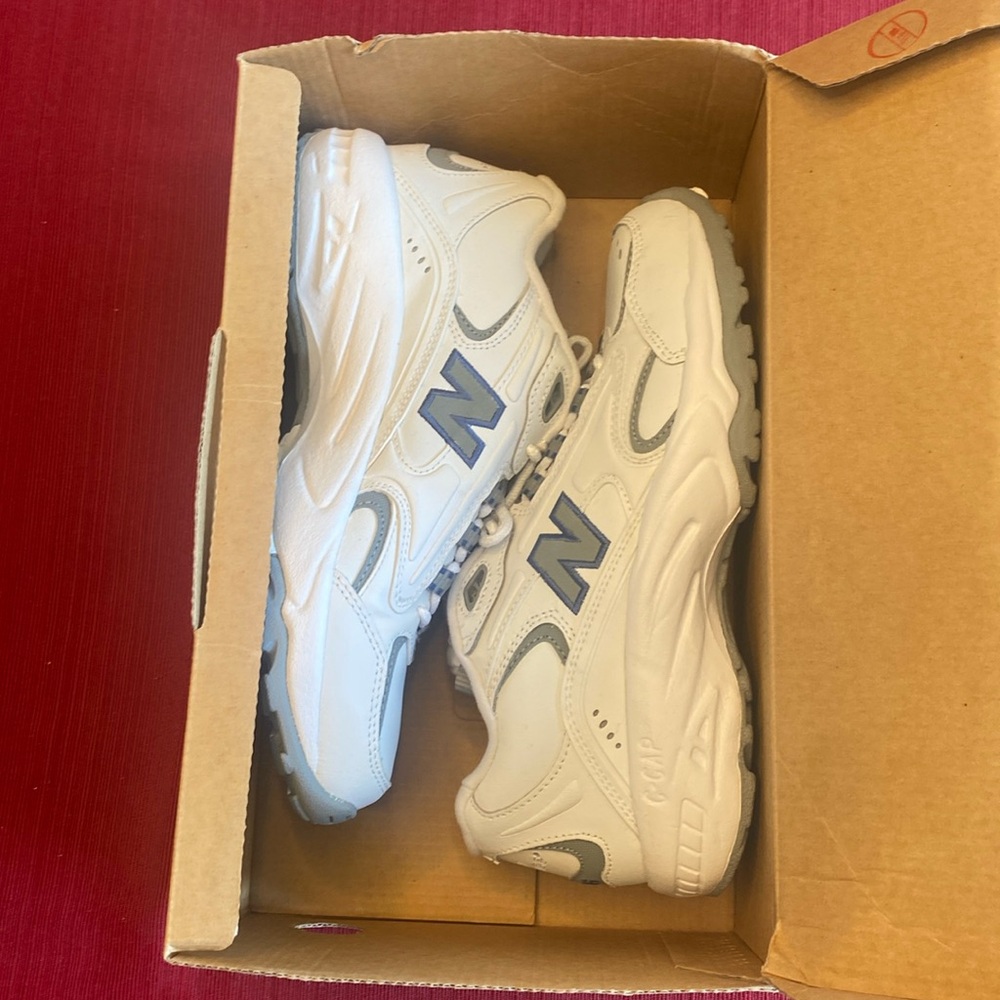 NEW IN BOX New Balance Athletic Shoe Size 8
